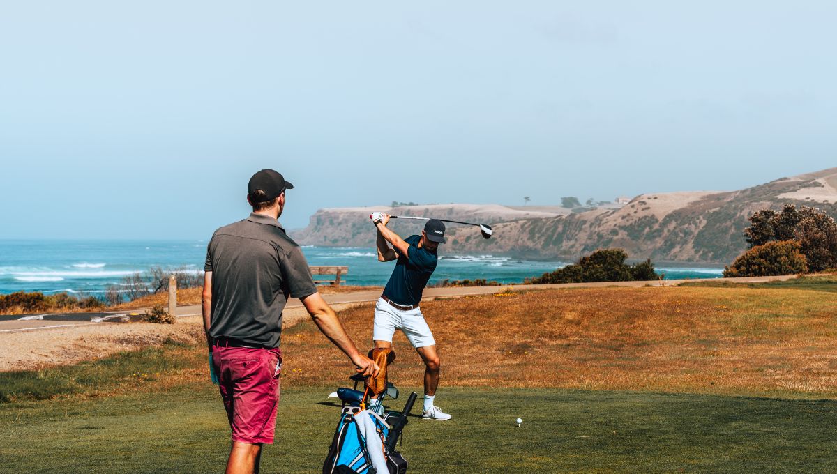 ゴルフをしている男性二人