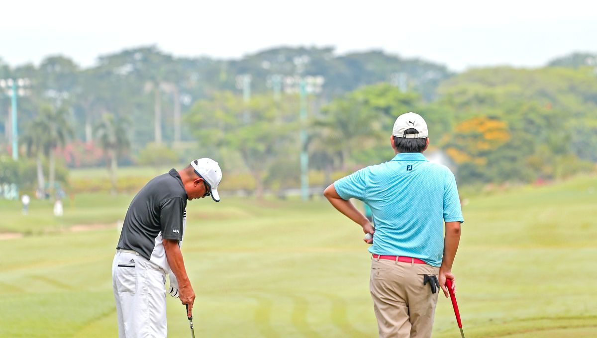 ゴルフをしている男性二人