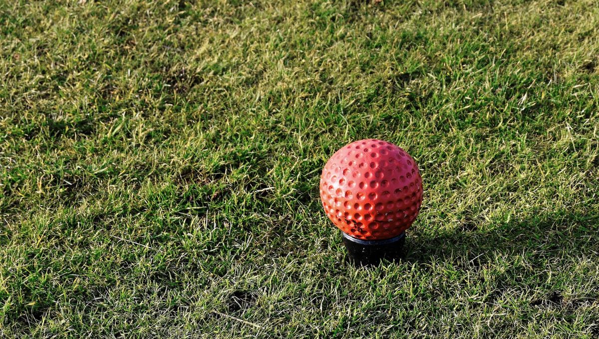 オレンジ色のゴルフボール