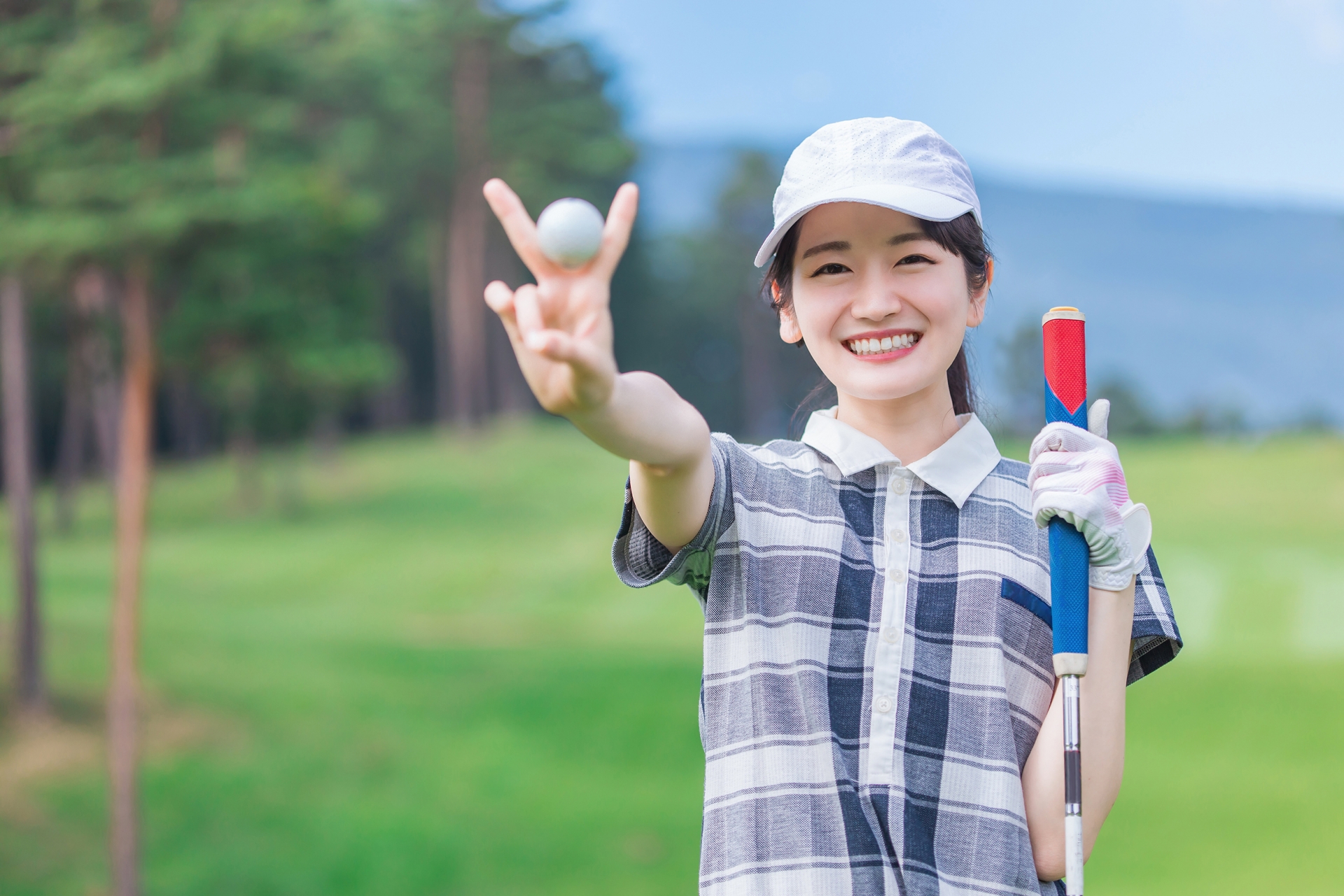 ゴルフ嫌いを克服して笑顔の女性